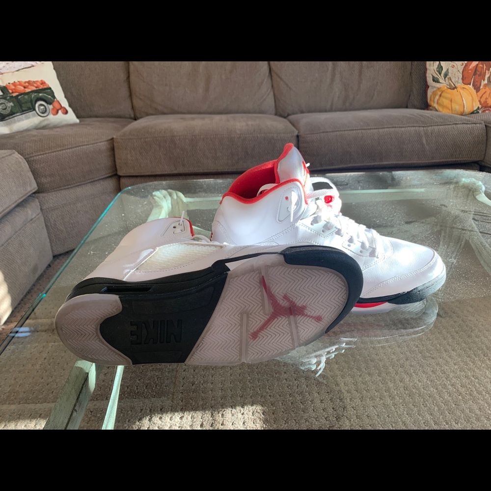 Air Jordan 5 Retro ‘Fire Red’ 2020 - Picture 2 of 3